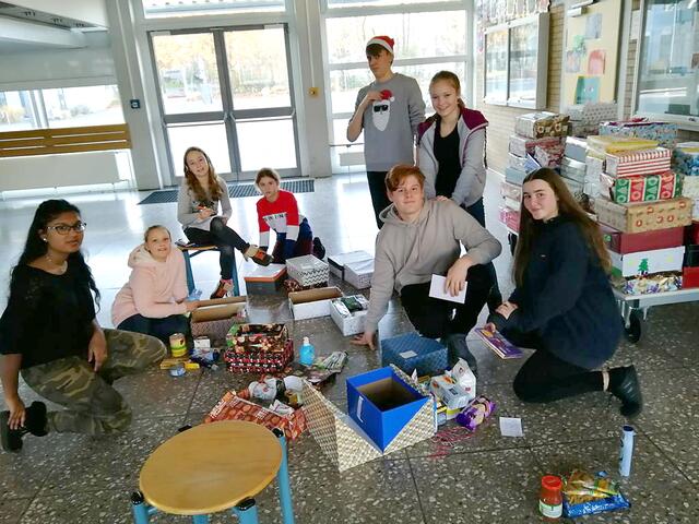 Leuchtende Augen beim Geschenkeeinpacken: Die Schülerinnen und Schüler der Montanus-Realschule beteiligten sich auch in diesem Jahr an der Aktion „Weihnachten im Schuhkarton“. | Foto: Montanus-Realschule