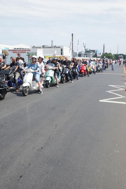 Komplett bekommt man das niemals auf ein Foto, hier ein „kleiner“ Ausschnitt der weltweit längsten Vespa-Schlange, die jemals vor einem Drive-In Schalter gestanden hat. Und zwar 2018 in Wesseling! | Foto: Peter Schumacher