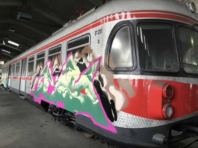 Leider passierte auch das in 2018: Der einzige noch auf deutschem Boden erhaltene Silberpfeil, der in Wesseling steht, wird angesprayt. | Foto: Dirk Collin