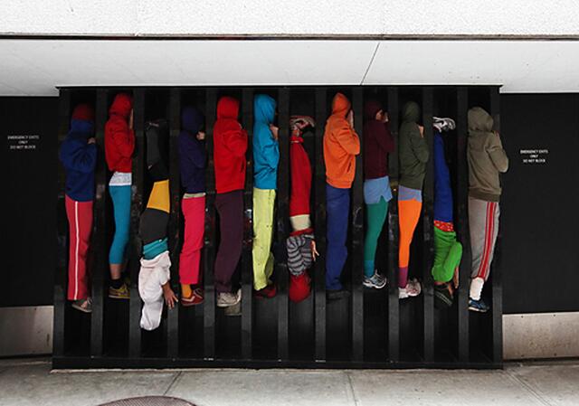 Wenn sich bunt gekleidete Menschen in Häuserlücken klemmen oder um Straßenlaternen wickeln, dann handelt es sich mit hoher Wahrscheinlichkeit um Willi Dorners Kunstprojekt „bodies in urban spaces“. | Foto: Lisa Rastl / Willi Dorner: bodies in urban spaces