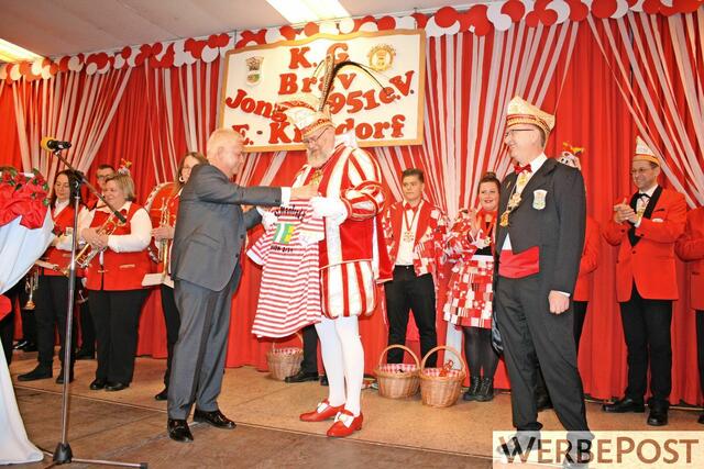 Bürgermeister Volker Erner traf mit seinem Geschenk für Prinz Manfred IV. voll ins Schwarze: Ein FC-Trikot mit dem Namen des Prinzen und dem Wappen der Stadt Erftstadt auf der Rückseite. | Foto: Gabriele Rupprecht