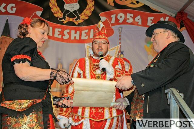 Hat „et Hätz om rechte Fleck“: Prinz Christopher I. (Eichner), hier mit Silvia Lützeler und Leo Lindemann. | Foto: Gabriele Rupprecht