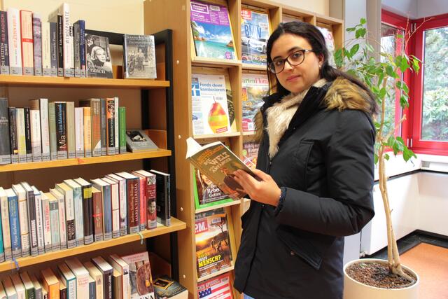 Asmae Kaddouri aus Lützenkirchen kommt regelmäßig in die Schul- und Stadtteilbibliothek Schlebusch, um sich Bücher auszuleihen. | Foto: Gabi Knops-Feiler