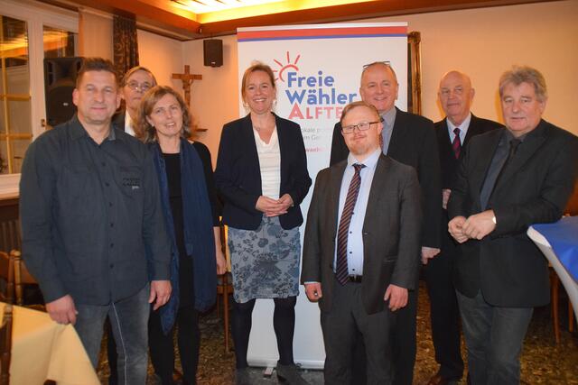 Grund zum Feiern: Die Freien Wähler Alfter um Bolko Graf Schweinitz (3. von rechts) und die Vorsitzende der FW, Sandra Semrau (4. von links) feierten ihr Zehnjähriges. | Foto: Frank Engel-Strebel