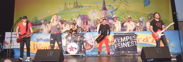 Rockige Musik vom feinsten mit "Kempest Finest zum Finale der Prunksitzung | Foto: Erwin Höller 