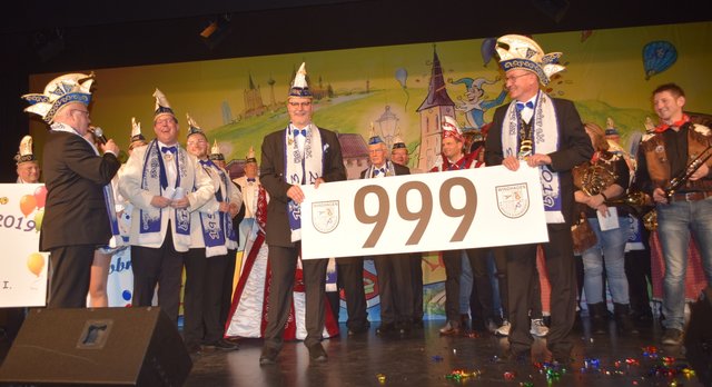 Die Senatoren finanzieren das neue Outfit der Dominos mit 999 + 1 Euro!!!!! | Foto: Erwin Höller 