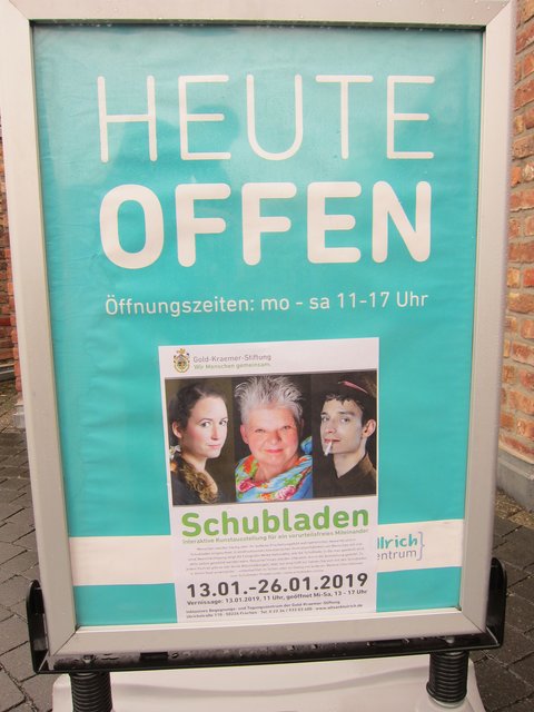 "Ich bin überrascht und gleichzeitig überwältigt. Überrascht, weil ich irgendwie das Gefühl hatte, die Leute auf den Fotos zu kennen, aber letztendlich habe ich sie nicht erkannt. Die Porträts lassen die Menschen in einem ganz anderen Licht erscheinen, wörtlich und im übertragenen Sinn." Austellungsbesucherin Engelina  Köster über das Kunstprojekt.   | Foto: Blatt-Gold