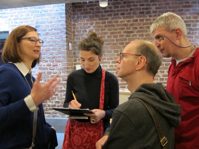 Das sagt Dr. Inge Jansen, Geschäftsführerin Berufsförderungswerk Düren (links im Bild) über die Schubladen-Ausstellung: „Ich bin total begeistert – das Ambiente, die Räumlichkeiten und dazu die Bilder, die beeindruckend und bewegend sind, weil jede der Antwortmöglichkeiten greifen.Ich kann überhaupt nicht einschätzen, welche der fünf vorgegebenen Antworten richtig ist." 
 | Foto: Blatt-Gold