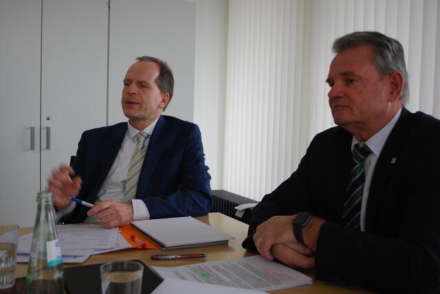 Landrat Günter Rosenke (r.) und Kreiskämmerer Ingo Hessenius erläutern die Mehrkosten für den Kreishaus-Anbau. | Foto: Torsten Beulen