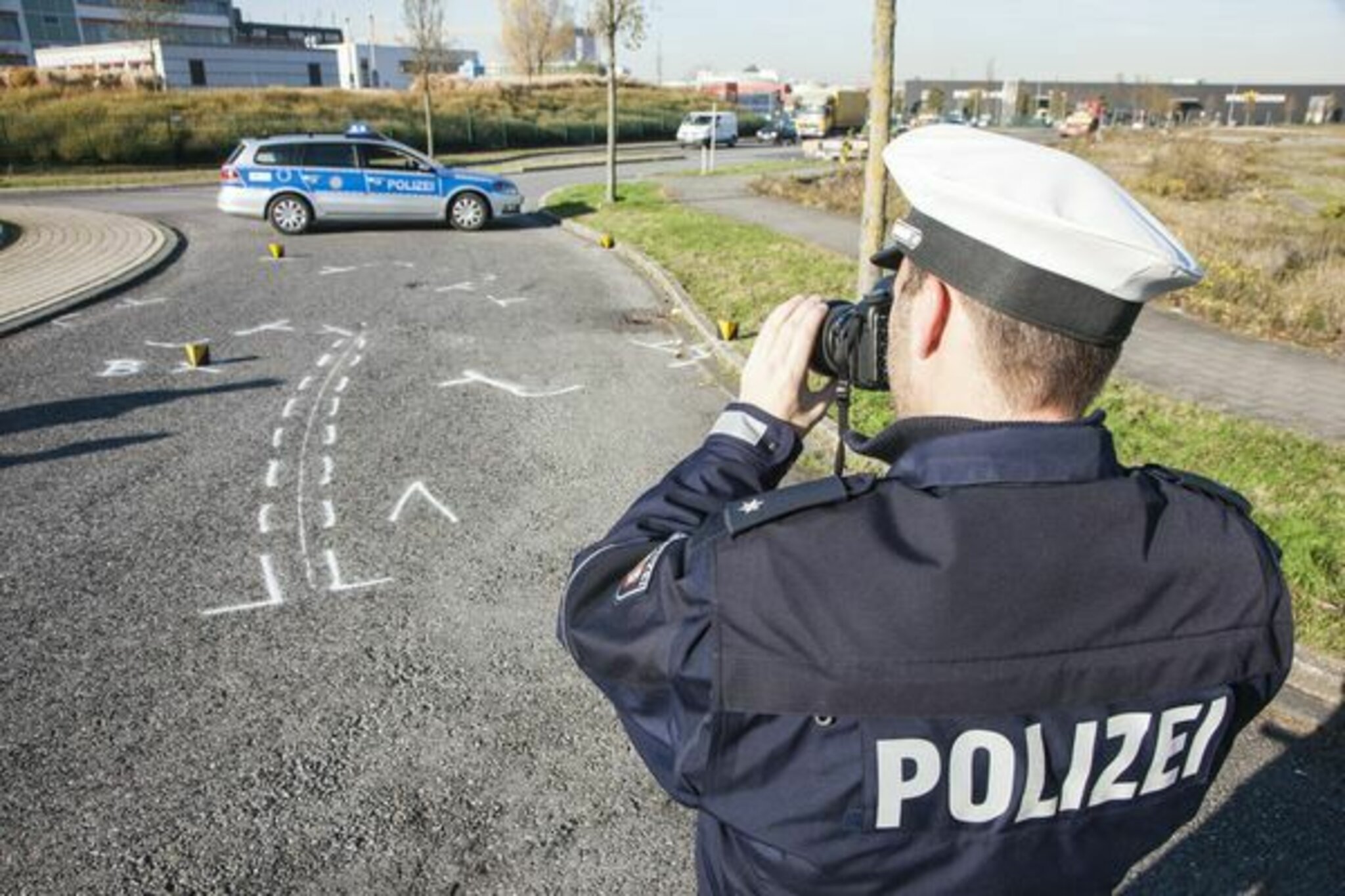 Fahrerflucht oder nichts bemerkt? Weißer Sattelzug nach Unfall gesucht Oberberg