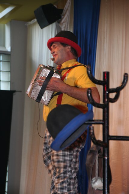 Clown "Francesco" verzauberte Gross und klein. | Foto: Herrmann J Nied 