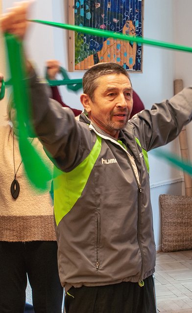 Übungsleiter Bernhard Pautsch während des Bewegungstrainigs für ältere Menschen im Haus der Begegnung des ASB. | Foto: ASB Bergisch Land / S.M. Heidenreich