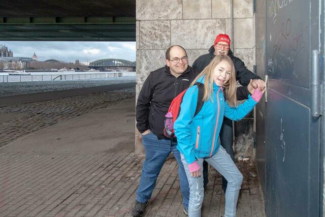 Jugendwart Daniel Ehrbrecht (v.l.), Vorsitzender Jelle Verhoef und Kanutin Katharina rütteln an der verschlossenen Tür zum alten Vereinsheim. | Foto: König