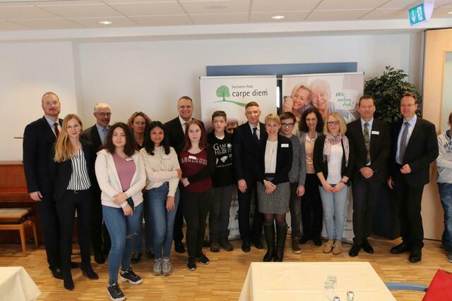 Beim Senioren-Park carpe diem in Bensberg schnupperten die Jugendlichen in spannende Pflegeberufe. Vertreter der Einrichtung und Mitglieder der Steuerungsgruppe tauschten sich vor Ort eng aus. | Foto: Rheinisch-Bergischer Kreis/Katharina Krause