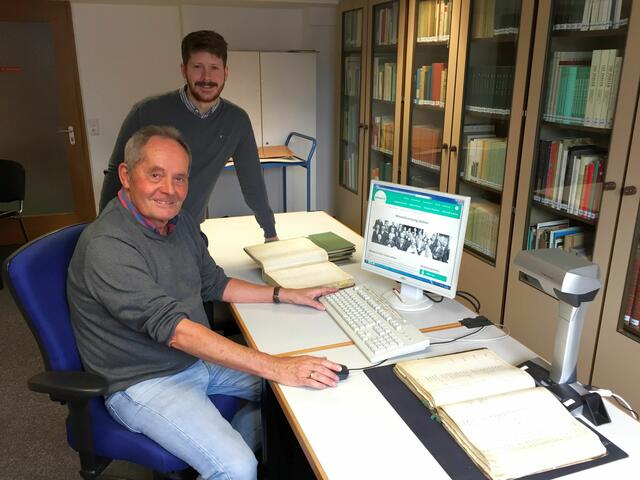 Stadtarchivar Jens Löffler und Mitarbeiter Joachim Harnisch präsentieren die Originale der Dezennaltabellen. | Foto: Presseamt der Stadt Bornheim