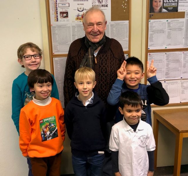 hinten: Manuel Sander, Betreuer Peter Kirst
davor: Constantin Schmitz, Philip Ascher, Noah Cheng
vorne: Jacob Cabantac | Foto: Lin Zhao (Noahs Mutter)