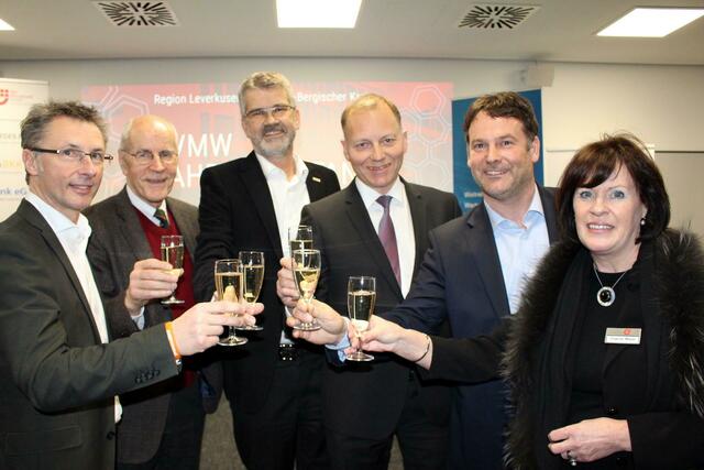 Gäste und Gastgeber beim ersten Jahresempfang des Bundesverbandes mittelständische Wirtschaft  (von links): Lutz Kaiser (Pronova), Kriminologe Professor Dr. Christian Pfeiffer, Ulrich Rosendahl (Pronova), Thomas Büscher (VR Bank), Dirk Ludwig und Dagmar Mayer (BVMW).  | Foto: Gabi Knops-Feiler  