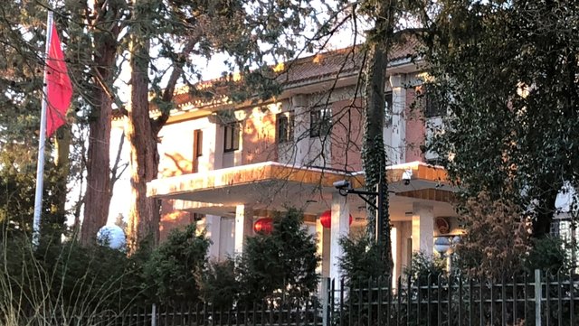 Eingang und Flagge der Botschaft der Volksrepublik China (Außenstelle Bonn) | Foto: privat