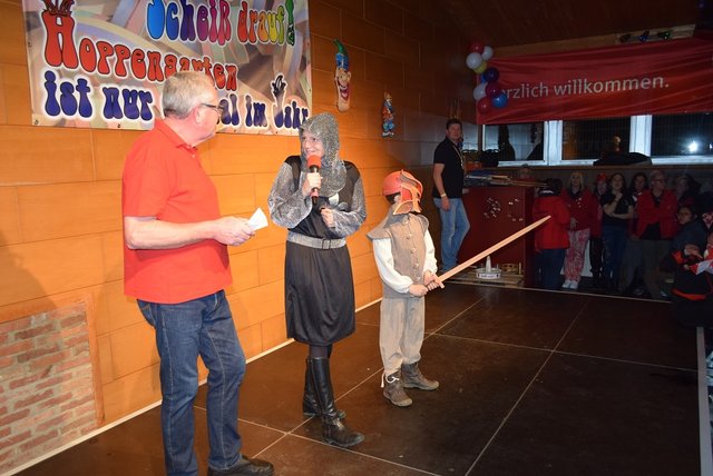 Bürgermeisterin Alexandra Gauß war mittendrin dabei beim Fasteleer in Hoppengarten. Sie lud zur Rathauserstürmung ein. | Foto: Erwin Höller