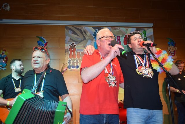 Friedbert Röhrig und sein Sohn Martin (re.) sind die Organisatoren und Moderatoren des jecken Spasses in Hoppengarten  | Foto: Erwin Höller 