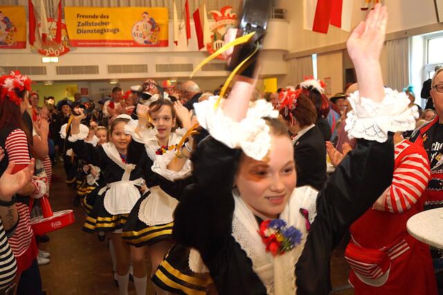 Einzug mit Musik – die hellige Pänz hatten den Saal fest im Griff. | Foto: Surmann