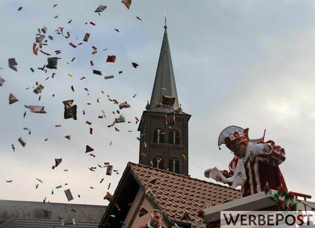 In Bliesheim regnete es während des Zugs nur Kamelle, vor allem dank Prinz Christopher I., der in den Straßen rund um die Pfarrkirche St. Lambertus mächtig Gas gab. | Foto: Volker Düster