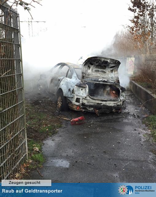 In dem ausgebrannten Audi-Wrack stellte die Polizei eine Kalaschnikow sicher. | Foto: Polizei Köln