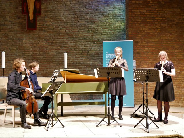 Concert nullacht 415 - das sind Janna Schneider und Sonja Fricke, Blockflöten; Jakob Pungel, Violoncello; und Jan Taro Löhken, Cembalo - aus Bonn und Leverkusen, Jahrgänge 1999 bis 2001 - spielen Alte Musik.  | Foto: Anita Brandtstäter