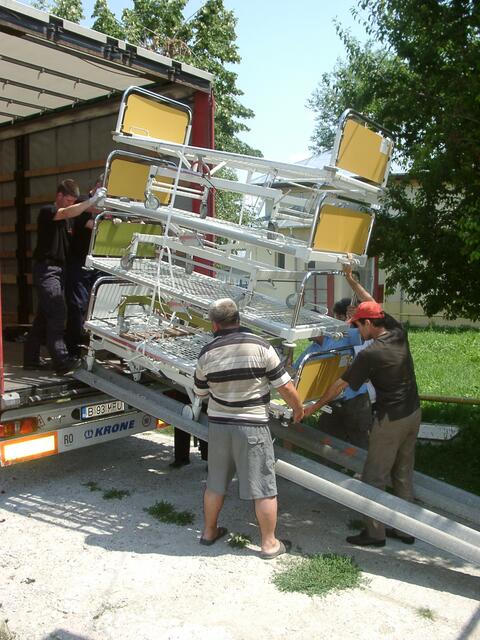 Vor Ort in Rumänien mussten die Betten aus dem Evangelischen Krankenhaus Oberhausen über eigens mitgebrachte Leitplanken wieder abgeladen werden. | Foto: Winfried Dederichs