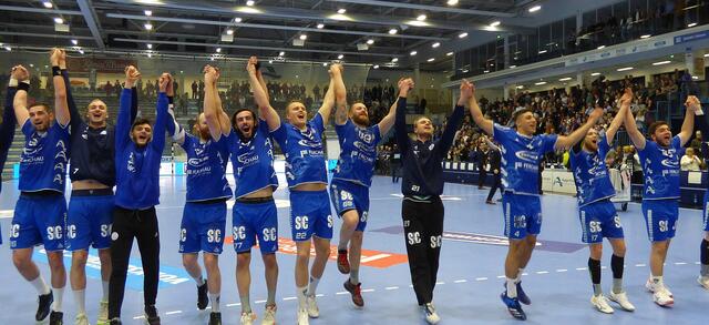 Ausgelassene Freude und Erleichterung: Nach einer couragierten Vorstellung dürfen sich die Spieler des VfL Gummersbach zu Recht freuen. | Foto: Gunter Hübner