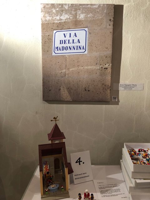 Kreuzwegstation: Jesus begegnet Maria (oben im Bild); unten: Teil einer Ausstellung zum Thema Liturgie mit Aufgaben (besonders für Ministranten) | Foto: privat