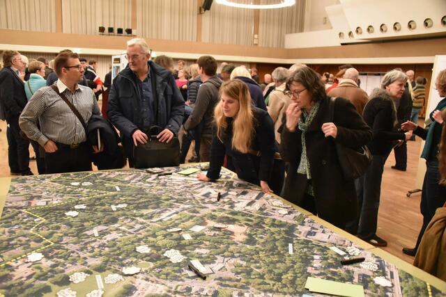 Die Bürger beteiligten sich auch diesmal mit vielen Ideen, die sie auf bereitstehenden Karten oder an Wänden platzierten. | Foto: as