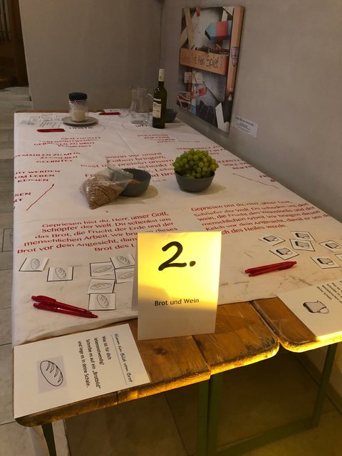 Tisch zum Thema „Brot und Wein“ mit Aufgabenstellung | Foto: privat