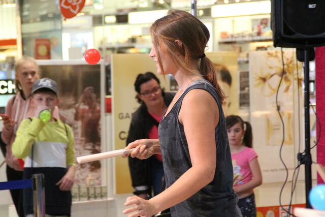 Bei den Center Games jonglierten die Teilnehmerinnen und Teilnehmer vor den Augen der RheinBerg Galerie-Besucher mit Bällen (hier die spätere Siegerin). | Foto: Hans-Werner Klinkhammels