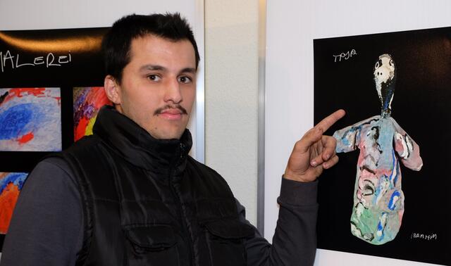 Ibrahim und das Foto seiner Figur, die er im Kunstlabor NAK NAK im Lino-Club geschaffen hat. | Foto: Schriefer