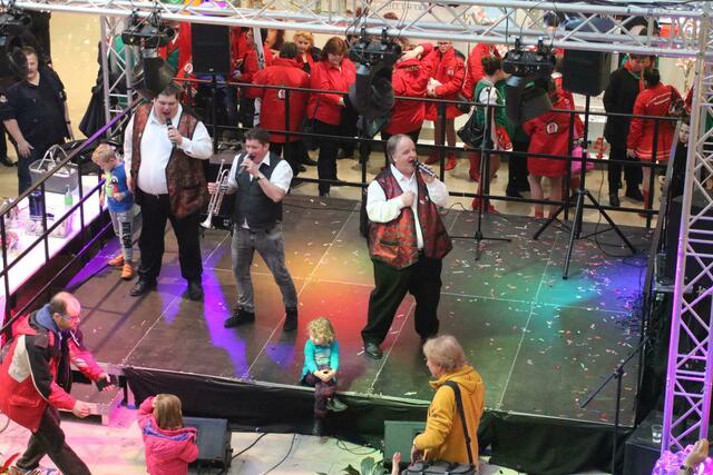 Karnevals-Biwak 2018 - Die Flöckchen machen Stimmung für die RheinBerg Galerie-Besucher. | Foto: Schröder