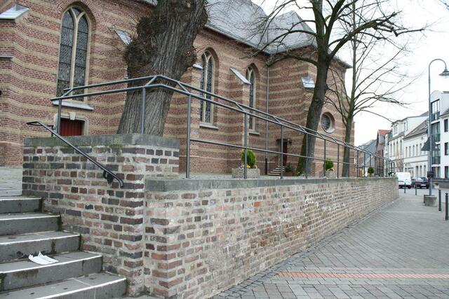 Als Abschluss der Sanierungsarbeiten an St. Alban wurde das Geländer installiert. | Foto: Gabriele Rupprecht