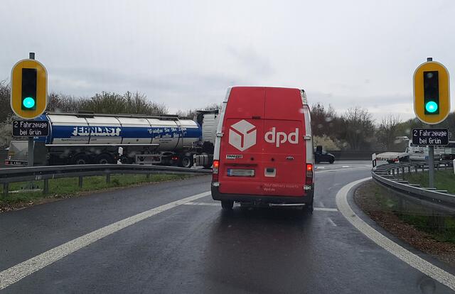 „Zwei Fahrzeuge bei Grün“ lautet die Aufforderung vor der Auffahrt. | Foto: Volker Düster