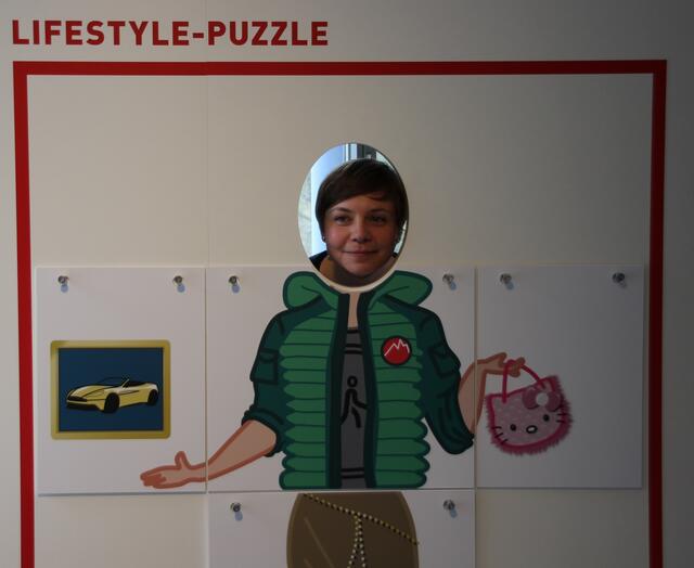 Am Lifestyle-Puzzle zeigt Wiebke Hemme, wie die Besucher mit der eigenen Konsum-Identität spielen und ihr Outfit zusammenstellen können. | Foto: Eischeid