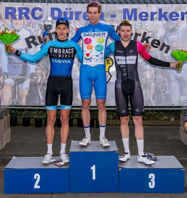 Siegerehrung mit Alexander Weifenbach (r.) in Düren. | Foto: Holger Radsportfotos
