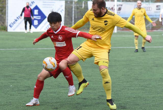 Takeshi Nozaki (links) erzielte für den SV Wachtberg den Siegtreffer. | Foto: Engst