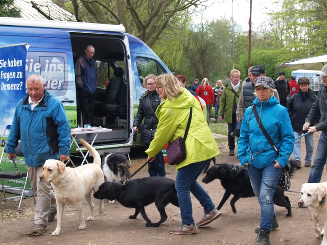 Viele Füße - viele Pfoten - viele Kilometer - große Spende | Foto: Hartmut Herzog