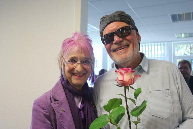 Ein Mundart-Ständchen und eine Rose für „Klinki“. So verabschiedete sich Monika Kampmann von ihrem „Lieblingsredakteur“. | Foto: Schröder