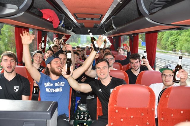 Der SV Windhagen feierte auf der Heimfahrt aus dem Salmtal im Bus seinen wichtigen Auswärtserfolg. | Foto: SVW/W.Kage