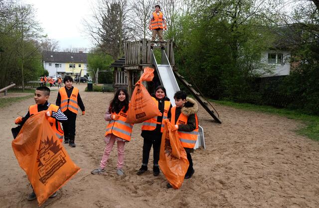 Schüler der Klasse 5b der Hauptschule Reutlinger Straße haben am Bilderstöckchen Beauty Day den Müll auf einem Spielplatz eingesammelt. | Foto: Schriefer