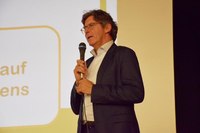 Dr. Thomas Kraus vom Aachener Instituts für Arbeits-, Sozial und Umweltmedizin an der Uniklinik der RWTH Aachen erläuterte die Gesundheitsrisiken durch Blei im Allgemeinen, ebenso die Mess- und Referenzwerte für das „Screening“.  | Foto: KR/ProfiPress