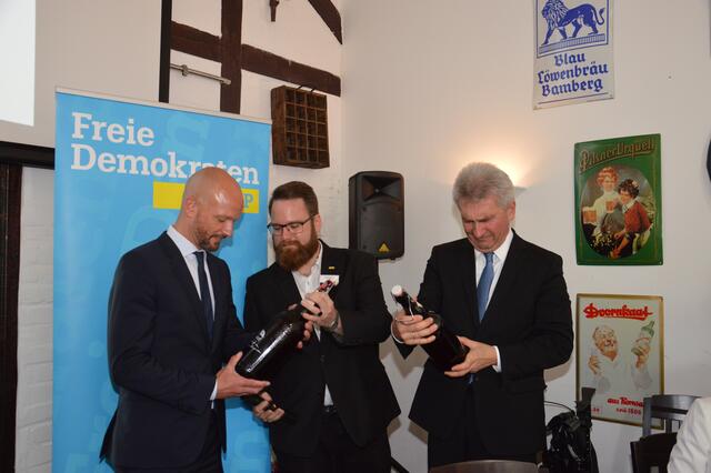 Nicht skeptisch gucken - trinken! Als kleine Erinnerung an Frechen schenkte der Frechener FDP-Parteivorsitzende Thomas Kaiser (Mitte) den Ehrengästen Ralph Bombis (li.) und Dr. Andreas Pinkwart im Gasthof „Alter Bahnhof“ jeweils einen Krug Lokstoff. | Foto: Lars Kindermann
