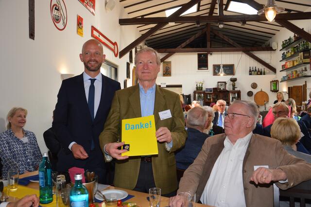 Aus den Händen des Landtagsabgeordneten Ralph Bombis (li.) erhielt Dr. Til Brandi Urkunde und Medaille für 40 Jahre FDP-Parteizugehörigkeit. | Foto: Lars Kindermann