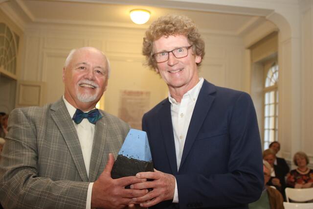 Dr. Lothar Speer, Vorsitzender des Stadtverbandes Kultur (links), übergibt den BOPP an Hans-Georg Jaspers, Leiter der Katholischen Grundschule Frankenforst. | Foto: Susanne Schröder