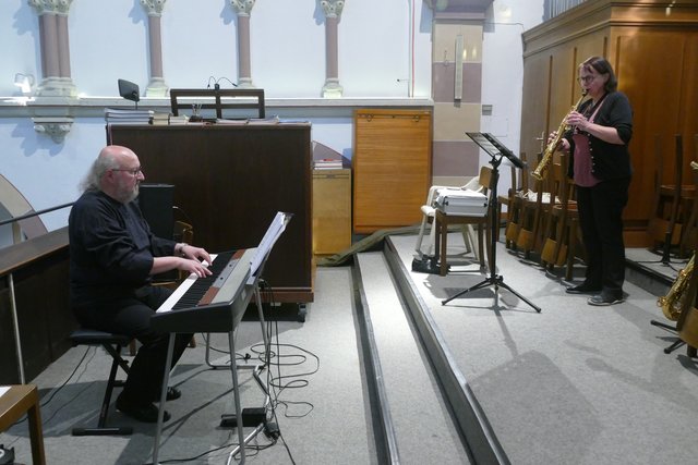Das Duo Helmut Ritter und Hanna Laug, Orgel und Saxophon, eröffnete die Konzerte in St. Germanus mit einem musikalischen Ratespiel.  | Foto: Anita Brandtstäter